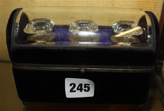 Velvet case of three scent bottles